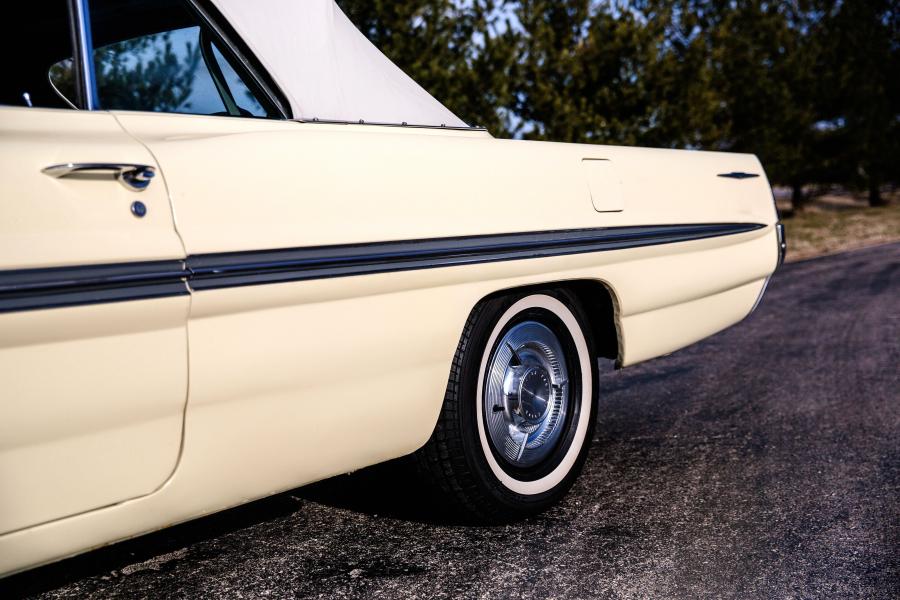 Детали экстерьера Pontiac Bonneville Convertible (2867) 1961 года  (фото 20 из 59)